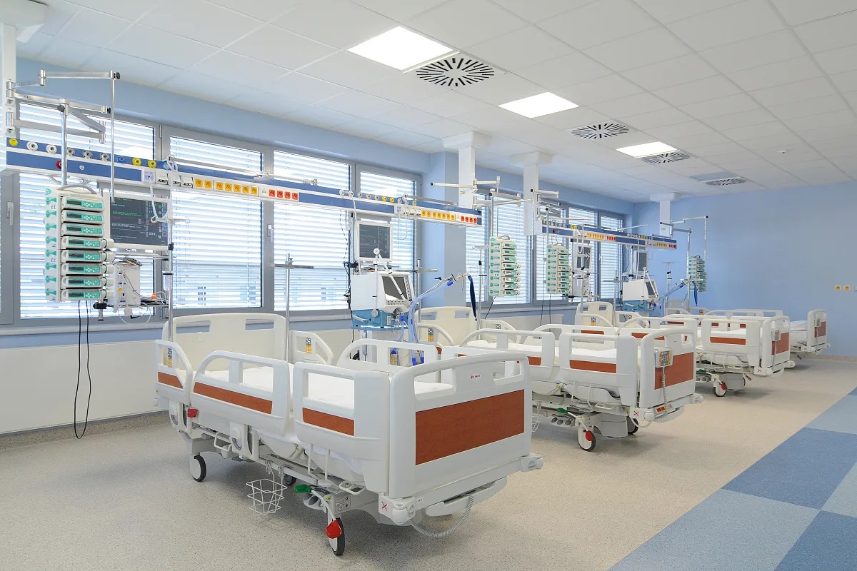 Подвесные потолки (потолочные плиты) типа Армстронг. Что можно купить быстро и без ожидания? МЕДИЦИНСКИЕ и НЕГОРЮЧИЕ (КМ0)